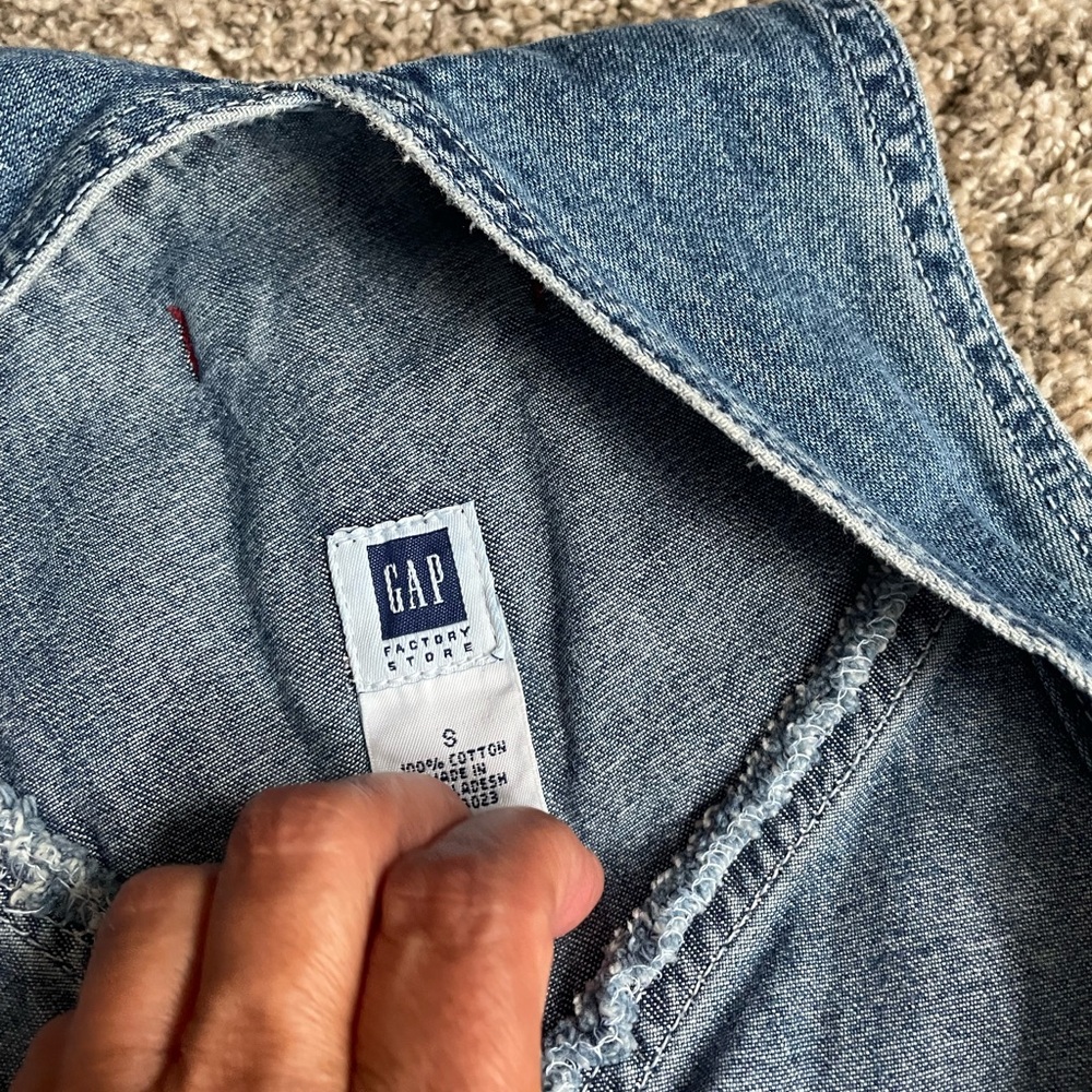 Gap Woman’s Denim Overalls in Sz S Cropped in gently used condition - Picture 4 of 6